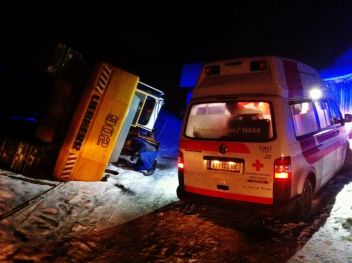 Mit Bagger von Anhänger gekippt