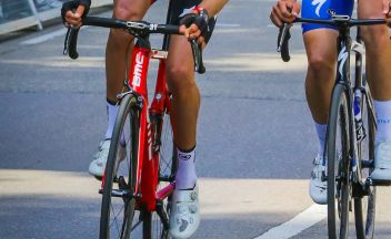 Lkw kollidierte mit zwei Rennradfahrern