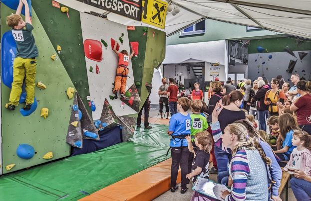 Kinder klettern um den XeisCup