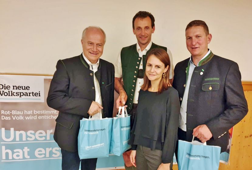 Landesrat Johann Seitinger, Kammerobmann Peter Kettner, Spitzenkandidatin Corinna Scharzenberger und Nationalrat Bgm. Andreas Kühberger (v. l.).