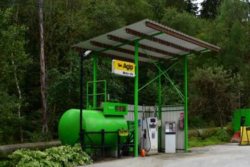 Fahr nicht fort, tank im Ort