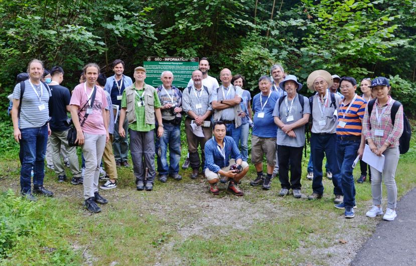 Die Exkursionsgruppe beim Naturdenkmal Pitzengraben