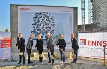 Spatenstich zum Bauteil 2 des Q1 mit 128 Wohnungen, 4 Geschäften, 5 Büros und einer Kinderkrippe auf 17 Geschoßen. (v.l.n.r. Bernhard Lederer-Grabner (Fa. Lederer), Gabriele Jaindl-Steinmann und Thomas Pucher (beide Architekturbüro Pucher), Wolfram Sacherer und Alexander Daum (Wohnbaugruppe ENN-STAL) und Peter Schaller (Fa. Porr).