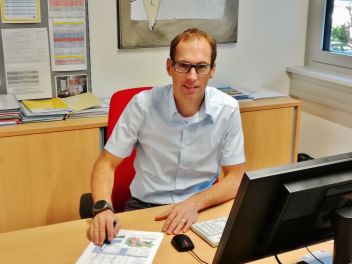 AMS Leiter Helge Röder zieht eine Halbjahresbilanz über die aktuellen Arbeitsmarktentwicklungen im Bezirk Liezen mit einem Rückgang der Arbeitslosigkeit und steigenden Beschäftigtenzahlen.