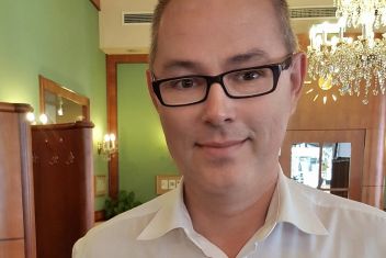 Willi Temmel vom Kurcafé-Konditorei Lewandofsky-Temmel setzen sowohl im beliebten Kaffeehaus als auch bei der Eisproduktion auf belebtes Wasser vom Ausseer Wassermann.