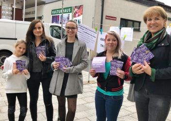 v.l.: LAbg. Michaela Grubesa, Anna Robosch, Mirjam Weirer und Eva Hohenwarter-Hagen beim Aktionsstand in Liezen