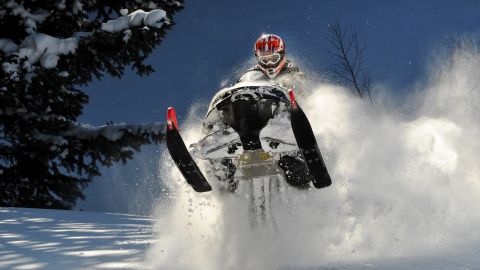 Kollision zwischen Skifahrer und Schneemobil