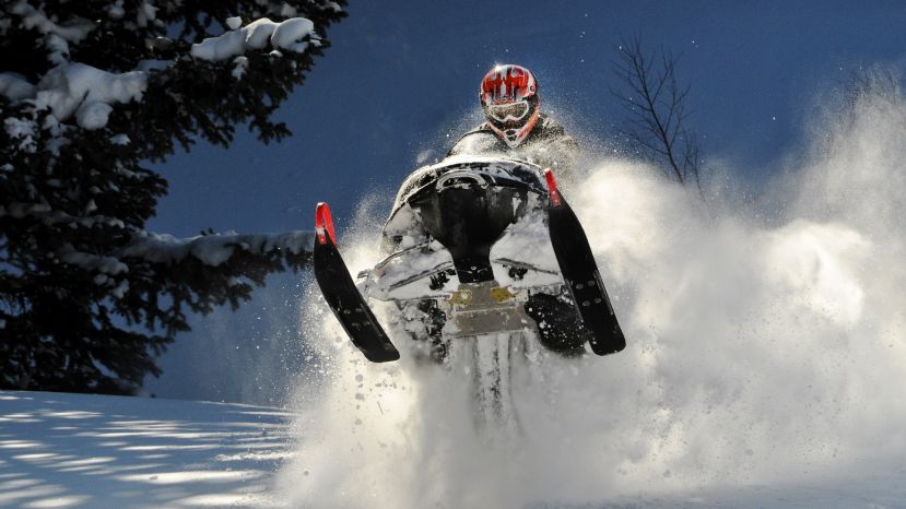 Kollision zwischen Skifahrer und Schneemobil