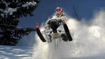 Kollision zwischen Skifahrer und Schneemobil