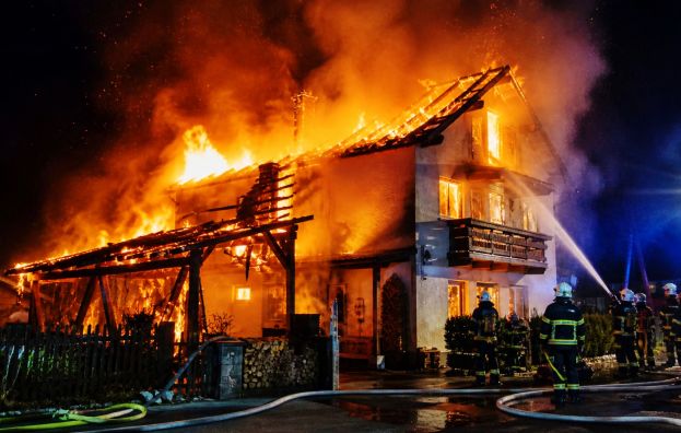 Wohnhaus nach Carport-Brand völlig zerstört