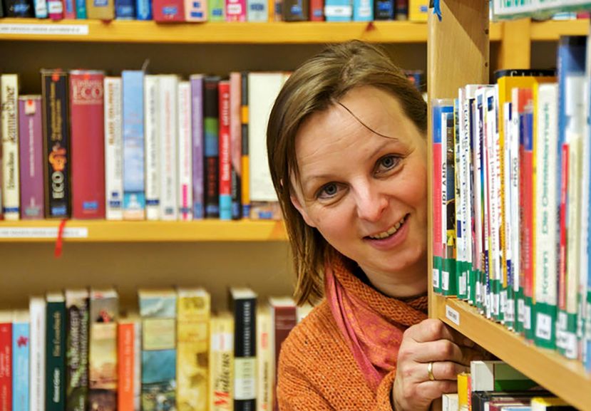 Marion Wiesler erzählt Märchen aus der Pflanzenwelt im Leseforum Rottenmann, das vom Büchereiteam der Lebenshilfe-Ennstal betreut wird. 