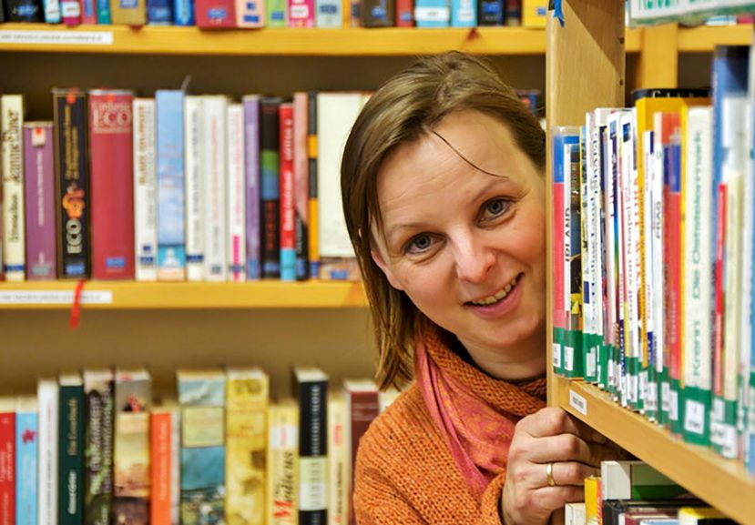 Marion Wiesler erzählt Märchen aus der Pflanzenwelt im Leseforum Rottenmann, das vom Büchereiteam der Lebenshilfe-Ennstal betreut wird.