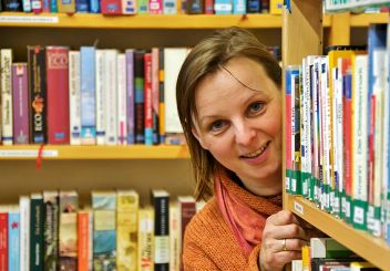 Marion Wiesler erzählt Märchen aus der Pflanzenwelt im Leseforum Rottenmann, das vom Büchereiteam der Lebenshilfe-Ennstal betreut wird.
