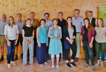 Gruppenfoto aller Partner des Netzwerk Naturwalds beim Jahrestreffen
