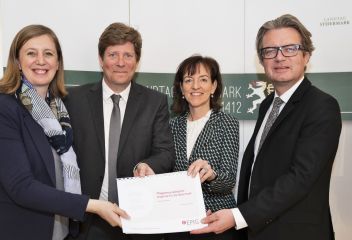 LRin MMag. Barbara Eibinger-Miedl, GF DI Dr. Wolfgang Habacher, Drin Karin Pesl-Ulm (Referatsleiterin Gesundheitsberufe Amt der Steiermärkischen Landesregierung), LR Mag. Christopher Drexler