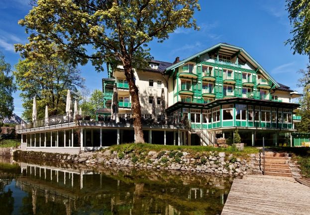 Die vielen positiven Eigenschaften der wertvollen Zirbe können Gäste im Romantik Hotel Seevilla mit dem Wohlfühlpaket „Zirbe nimmt den Stress“ auf ganz besondere Weise genießen.