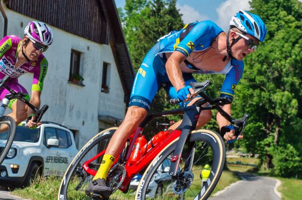 Moran Vermeulen (re.) sichert sich beim Bundesligarennen in Wieselburg den 2. Platz