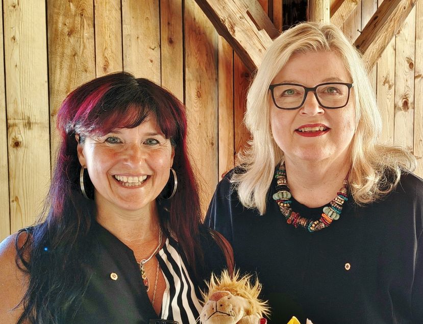 Barbara Maxonus mit Angelika Rehner