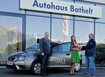 Die glückliche Autogewinnerin Nadine Ellmauthaler mit dem GF Walter Bathelt (li) und dem neuen Verkaufsberater Harald Heinisser