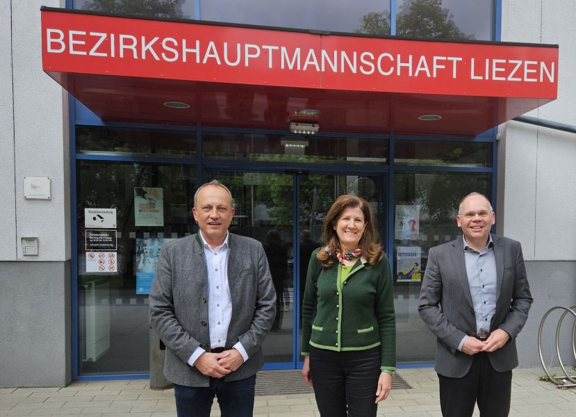 : LAbg. Bgm. Armin Forstner, Klubobfrau LAbg. Barbara Riener und Bezirkshauptmann Nico Groger