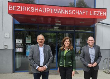 : LAbg. Bgm. Armin Forstner, Klubobfrau LAbg. Barbara Riener und Bezirkshauptmann Nico Groger