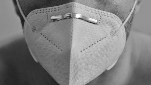 Aufmerksamkeit durch Einkauf mit Maske
