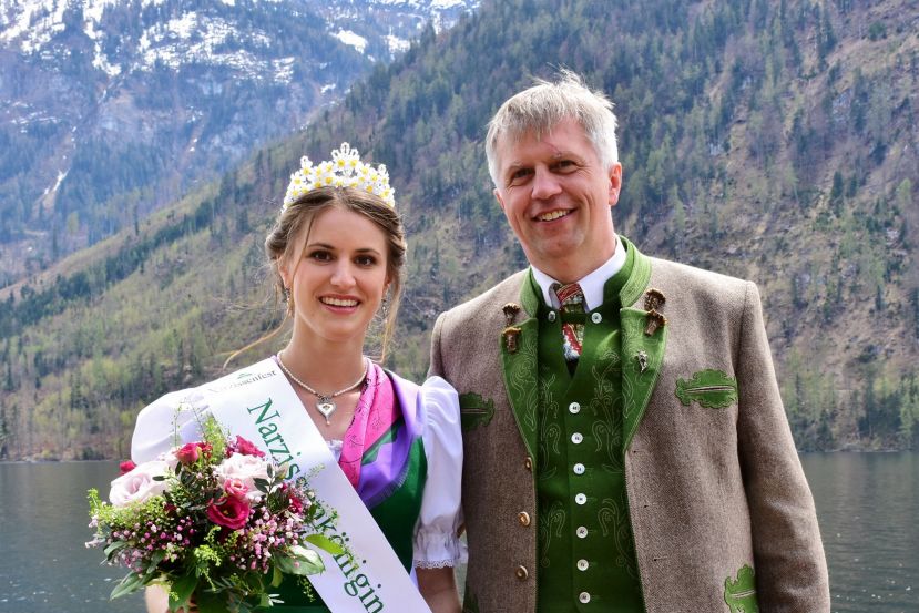 Narzissenfestobmann Ing. Rudolf Grill gratuliert der neuen Narzissenkönigin Petra Ladreiter.