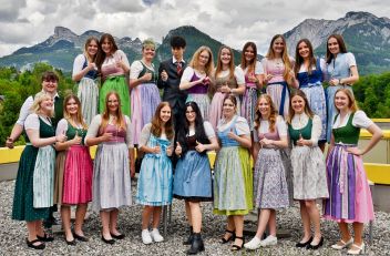 vorne v.l.n.r.: Amon Lea, Mayerl Selina, Lichtenegger Franziska, Irmler Sarah, Wallner Nina, Vlacic Nikolina, Schwaiger Antonia, Grieshofer Annelie, Gürtler Sarah hinten v.l.n.r.: Punkenhofer Gregor, Limberger Nicole, Leitgab Theresa, Weiland Sophie, Kaiser Johannes, Ziermayer Daniela, Bischof Theresa, Rainer Madlen, Pichler Julia, Dukic Lidia, Gruber-Veit Theresa
