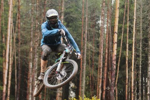 Mit Downhill Bike schwer verletzt