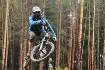 Mit Downhill Bike schwer verletzt