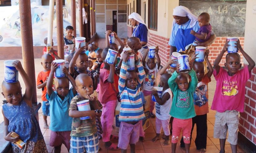 Die Kinder im Waisenhaus von Morogoro freuen sich über das Milchpulver