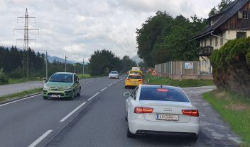 Auf der B320 wird wieder ausgebessert