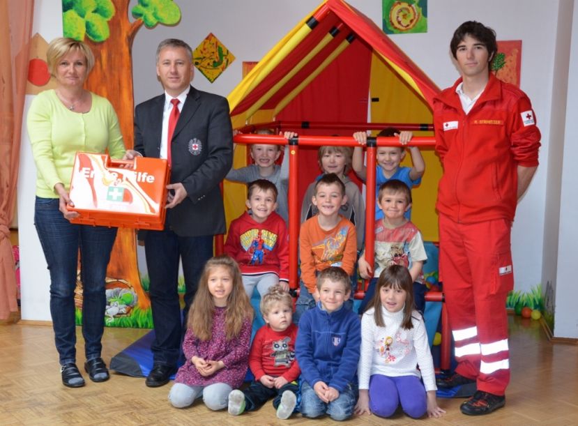 Kindergartenleiterin Elke Schaupensteiner, Rotkreuz-Bezirksgeschäftsführer Werner Kohlbacher und Manuel Strimiter vom Roten Kreuz Trieben mit den Kindergartenkindern
