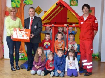 Kindergartenleiterin Elke Schaupensteiner, Rotkreuz-Bezirksgeschäftsführer Werner Kohlbacher und Manuel Strimiter vom Roten Kreuz Trieben mit den Kindergartenkindern