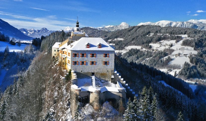 An der Engstelle zwischen dem Ennstal und dem Paltental gelegen, thront die Burg Strechau als markante Erscheinung und erinnert an deren einstige strategische Bedeutung.