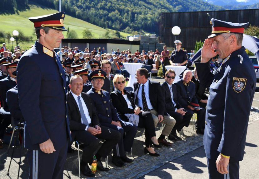 Gruppenleiter Reinhard Schnakl mit dem Inspektionskommandanten Helmut Pirscher.
