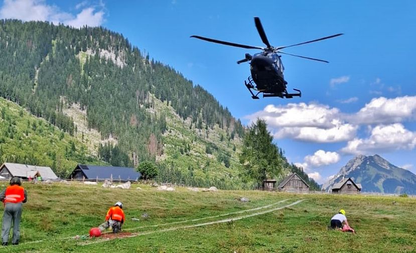 Hubschrauber unterstützen Feuerwehren bei Löscheinsatz