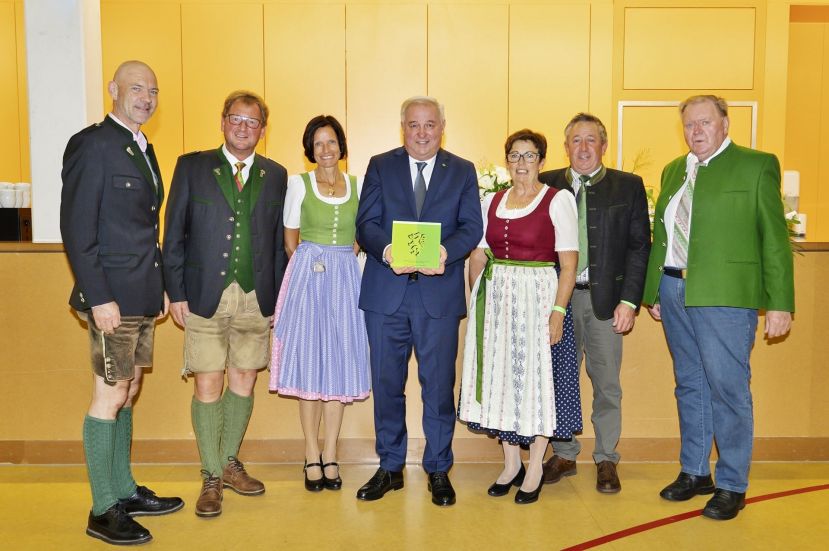 LH Hermann Schützenhöfer mit den geehrten Persönlichkeiten aus dem Bezirk Liezen