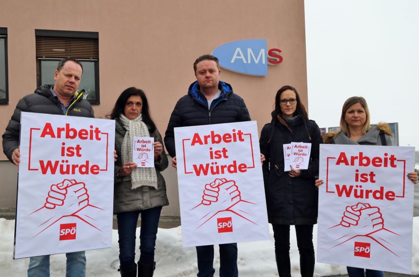 Stv. FSG-Vorsitzender Roland Krainer und SPÖ-Regionalvorsitzender NR Mario Lindner bei der Aktion „Arbeit ist Würde“ vor dem AMS Liezen.
