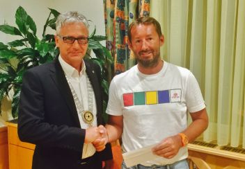 Rotaryclub übergibt Spende
