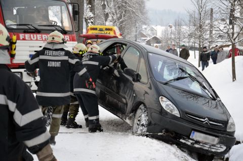 PKW in Admonter Bach gestürzt