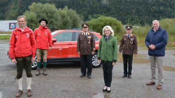 Michael Schmölzer, Martin Vasold (beide Bergrettung Liezen) OBR Dir. Heinz Hartl (BVF Liezen), Bürgermeisterin Roswitha Glashüttner, BR Reinhold Binder (BVF Liezen) und Peter Überbacher (Unternehmensgruppe Überbacher).