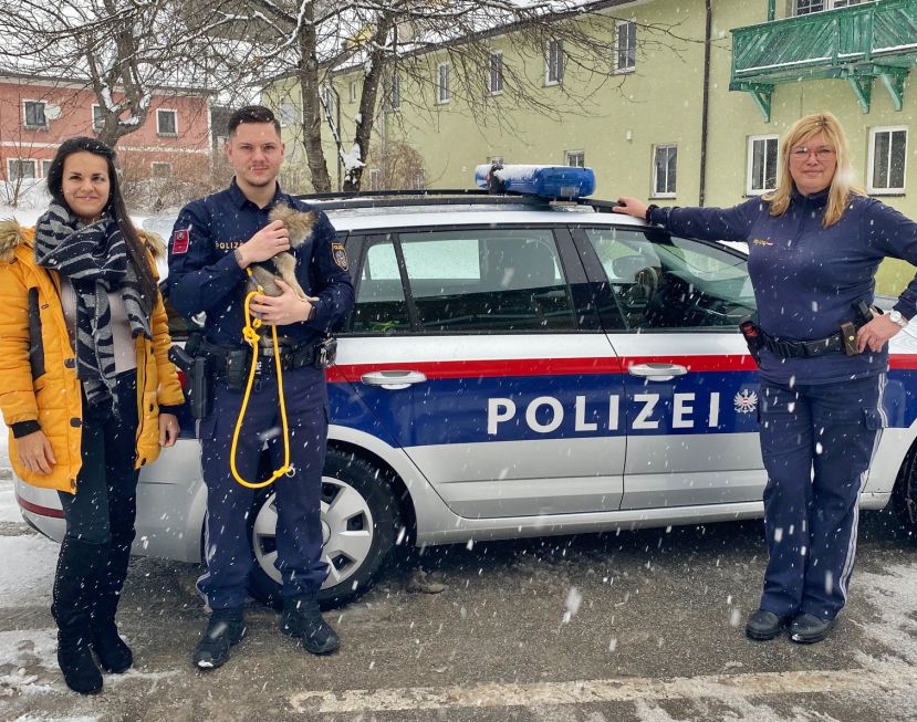 Insp Patrick Harb samt Frau &amp; Hund (links) sowie GrInsp Barbara Scheucher (rechts) der Polizei Stainach