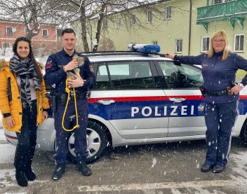 Insp Patrick Harb samt Frau &amp; Hund (links) sowie GrInsp Barbara Scheucher (rechts) der Polizei Stainach
