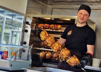 Lenhard in "Löni's Grill" vor dem Billa+ in Liezen