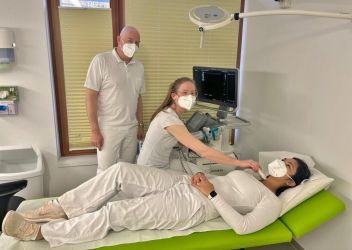 Frau Dr.in Theresa Spiess in der Praxis von Dr. Lammel