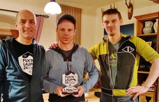 Charly Fluch in der Bildmitte