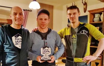 Charly Fluch in der Bildmitte
