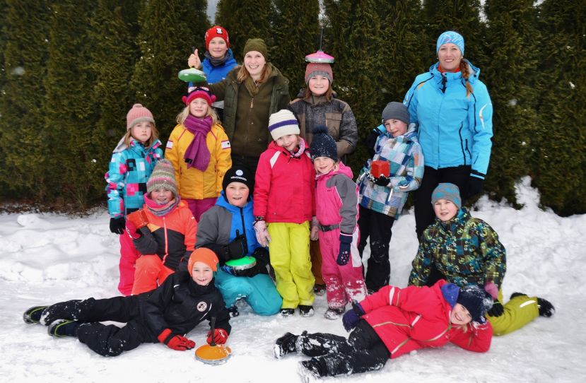 Kinder mit Eva Maria Vorwagner (Biodiversitätsexpertin Naturpark Eisenwurzen) und Barbara Höbenreich (Waldpädagogin)