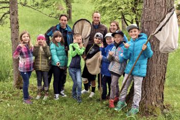 Bürgermeister und Landtagsabgeordneter Armin Forstner und Biodiversitätsexpertin Eva Maria Vorwagner beim Besuch der Station Lebensraum Wiese und seine Töne